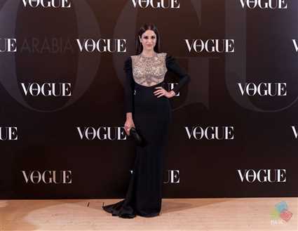 درة في الاحتفال بمرور عام على مجلة Vogue العربية اختارت فستانا من تصميم ريم عكرا جاء مناسبا لقوامها، وشعرها جاء مناسبا أيضا لأنه أظهر التطريز.