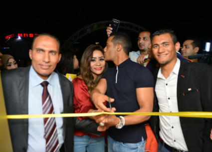 محمد رمضان يقبل شقيقته في افتتاح محلها الجديد 