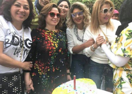 نادية الجندي وبوسي شلبي وإلهام شاهين واصدقائهم 