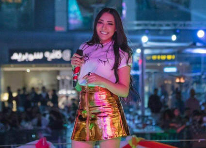 ساندي تغني مجموعة من أشهر أغانيها