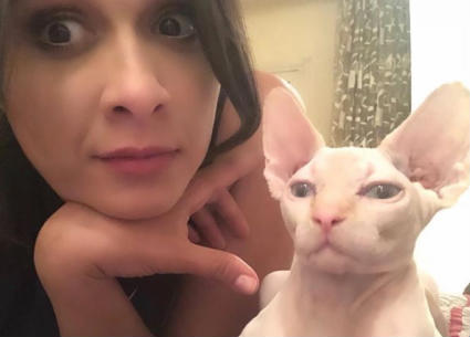 نشرت الممثلة ياسمين عبد العزيز صورتها مع قطها "بوسبوس" لتهنئ جمهورها بشم النسيم.
