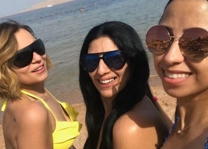 ريم البارودي مع شقيقتها وصديقتها 