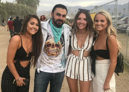 محمد كريم مع فتيات حرصن على حضور المهرجان