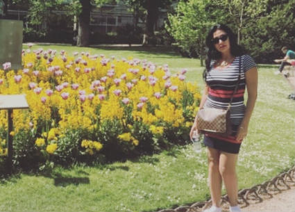 رانيا يوسف في إحدى الحدائق في فرنسا.