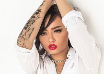 راندا البحيري بوشم جديد على يدها. 