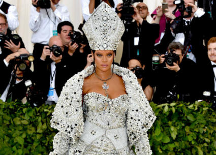 ريانا في زي بابا الفاتيكان