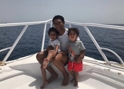 نشر الممثل آسر ياسين صورته مع ابنيه من رحلة بحرية قاموا بها.
