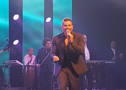 عمرو دياب يمتع الحضور بمجموعة من أحدث أغانيه