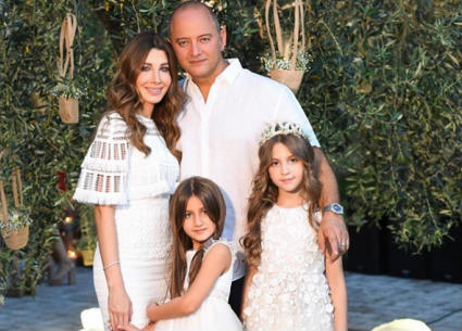 نانسي عجرم وزوجها وابنتيها.