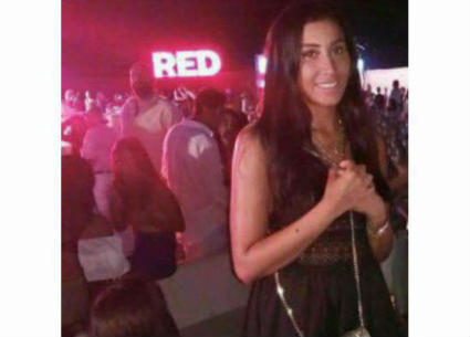 دينا الشربيني تظهر بمفردها في حفل عمرو دياب بمراسي