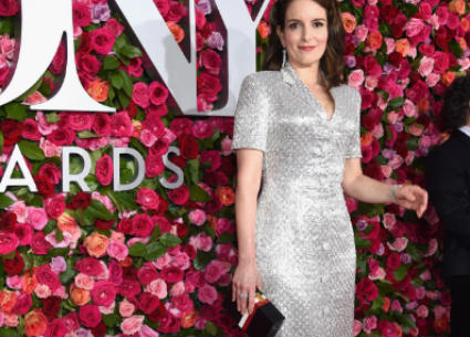 تينا فاي تتألق على السجادة الحمراء