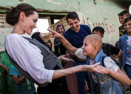 جولي مع أطفال الموصل