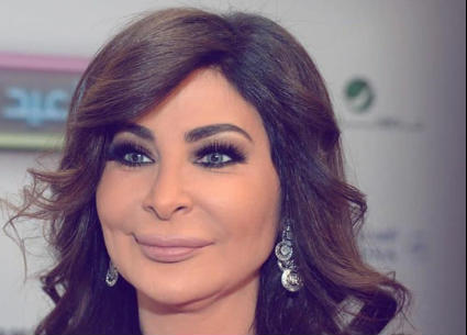 إليسا في حفلها بالرياض اختارت لون عدسات لاصقة لا يليق لها نهائيا