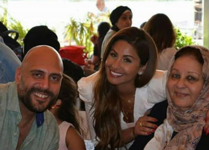 مي سليم مع وليد فواز ووالدته.