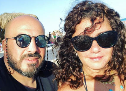 نشر المخرج مجدي الهواري صورته مع غادة عادل أثناء استمتاعهما بالشمس على الشاطيء، وكتب تعقيبا عليها "أحلى عيد ده ولا إيه".
