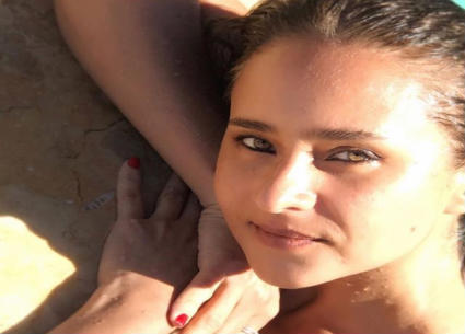 نيللي كريم انتهزت فرصة حصولها على إجازة لتسافر سريعا وتستمع بالصيف على الشاطئ.
