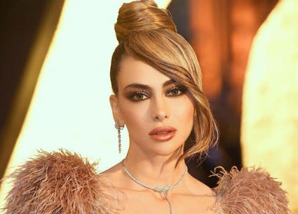 أطلت سنيفاني صليبا بإطلالة مميزة بداية من اختيار الفستان اللامع ودمج الريش على الكتف جاء مناسبا، كما تناسق استخدام المجوهرات مع الفستان، ولكن ما عابه هو تصفيفة شعرها!