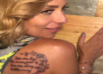 ريم البارودي ووشم جديد على كتفها