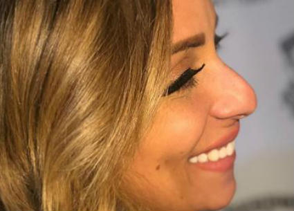 ريم البارودي فاجأت جمهورها بوشم جديد رسمته على ظهرها