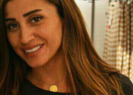 دينا الشربيني تزينت بالجنيه الذهب في سلسلة