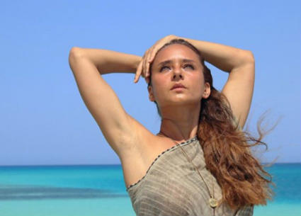 نيللي كريم على شاطئ البحر