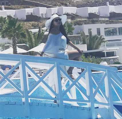 رانيا يوسف تستمتع بإجازتها في اليونان 