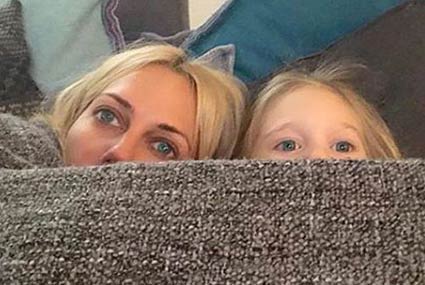 مريم أوزرلي وابنتها‎