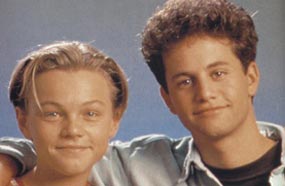 ليوناردو دي كابريو عندما كان طفلا ... يمكنك مشاهدة إعلانه في التسعينات على موقع "YouTube" 
http://www.youtube.com/watch?v=HaYFeUhyQ9M