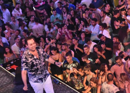 حفل حكيم في Six degrees