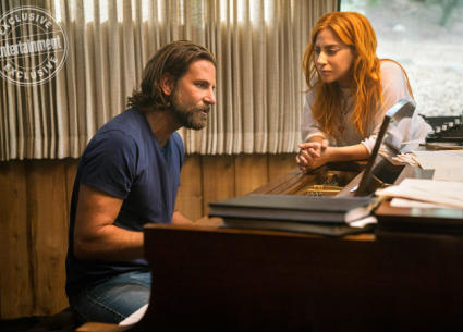 جاجا في دور "ألي" بعد أن اشتهرت كمغنية وحصلت على مظهر جديد وبرادلي في دور "جاكسون" وهو يعزف لها إحدى أغانيه