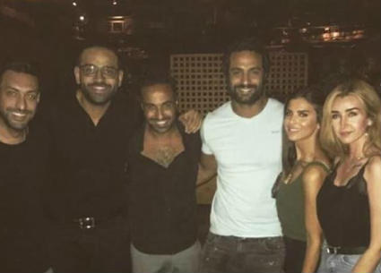 أحمد فهمي وهنا الزاهد مع شقيقه كريم وزوجته 