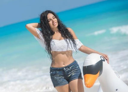 نشرت الممثلة نسرين أمين صورها من جلسة تصوير جديدة خضعت لها ظهرت فيها بإطلالة جريئة بـ &quot;هوت شورت&quot; وبلوزة كشفت عن بطنها.
