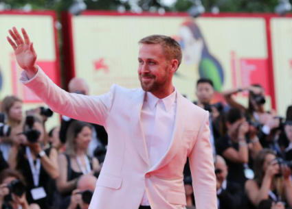 ريان جوسلينج يلوح للجمهور لحظة وصوله الجادة الحمراء