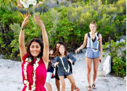 سلمى حايك وزوجها يجددان عهود زواجهما في جزيرة "بورا بورا".