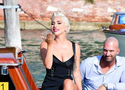 ليدي جاجا تصل مهرجان فينيسيا