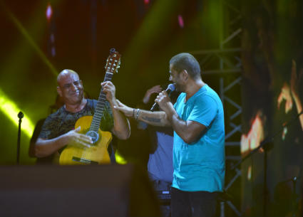  عمرو دياب في حفله بالساحل الشمالي ومعه محمد لطفي