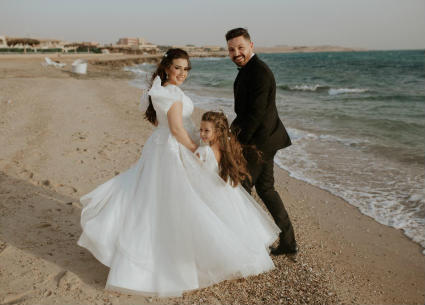 محمود حجازي وأسما وابنتها لارا.