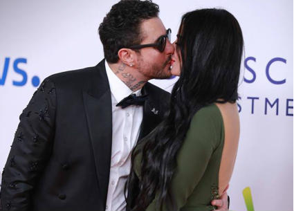 أحمد الفيشاوي يقبل زوجته