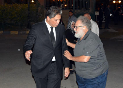 يحيى الفخراني يقدم العزاء لتامر الصراف نجل سهير فخري