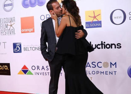 قبلة نجلاء بدر لزوجها على السجادة الحمراء