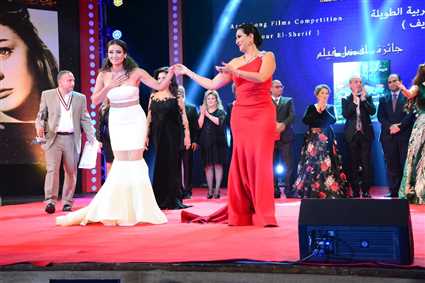 وفاء عامر تقدم كندة حنا للجمهور