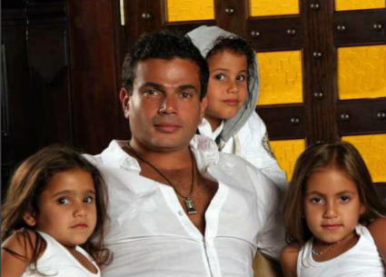 عمرو دياب وابنائه 