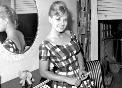 نادية لطفي في منزلها مع السيجارة