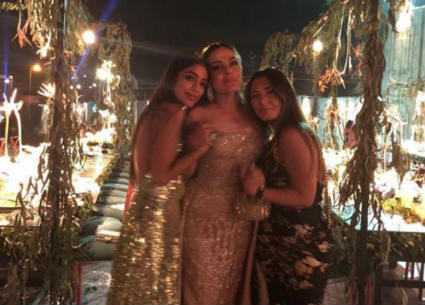 نشرت الفنانة شريهان صورة لها من أحد الأفراح ومعها ابنتها لؤلؤة التي ظهرت بإطلالة مشابهه لوالدتها بفستانها الذهبي اللامع
