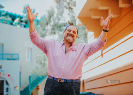 خالد الصاوي بـ "شورت" وألوان صيفية في أحدث جلسة تصوير