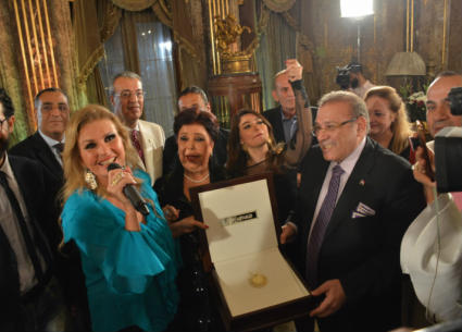 يسرا تتسلم القلادة