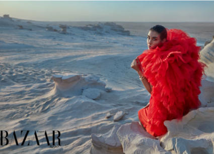 في اليد اليسرى، من الأعلى إلى الأسفل: سوار Ecrou De Cartier بالذهب الوردي، السعر 24000 درهم؛ سوار Juste un Clou بالذهب الأبيض والألماس، السعر 46500 درهم؛ سوار Juste un Clou بالذهب الأصفر والألماس، السعر 43500 درهم؛ سوار Juste un Clou السعر 46500 درهم، وجميعها من Cartier. الفستان من Christian Siriano، السعر 19100 درهم.