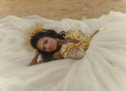 أسماء أبو اليزيد بفستان أبيض وسط الصحراء