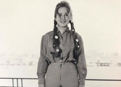 البنطلون الـHigh Waist موضة هذه الفترة وأيضا الكاروهات وتنسيقه مع القميص وتصفيفى الشعر جاء حيويا