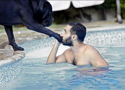 نشر أحمد فهمي صورة له وهو يقبل يد كلبه تعبيرا منه عن حبه الكبير له
